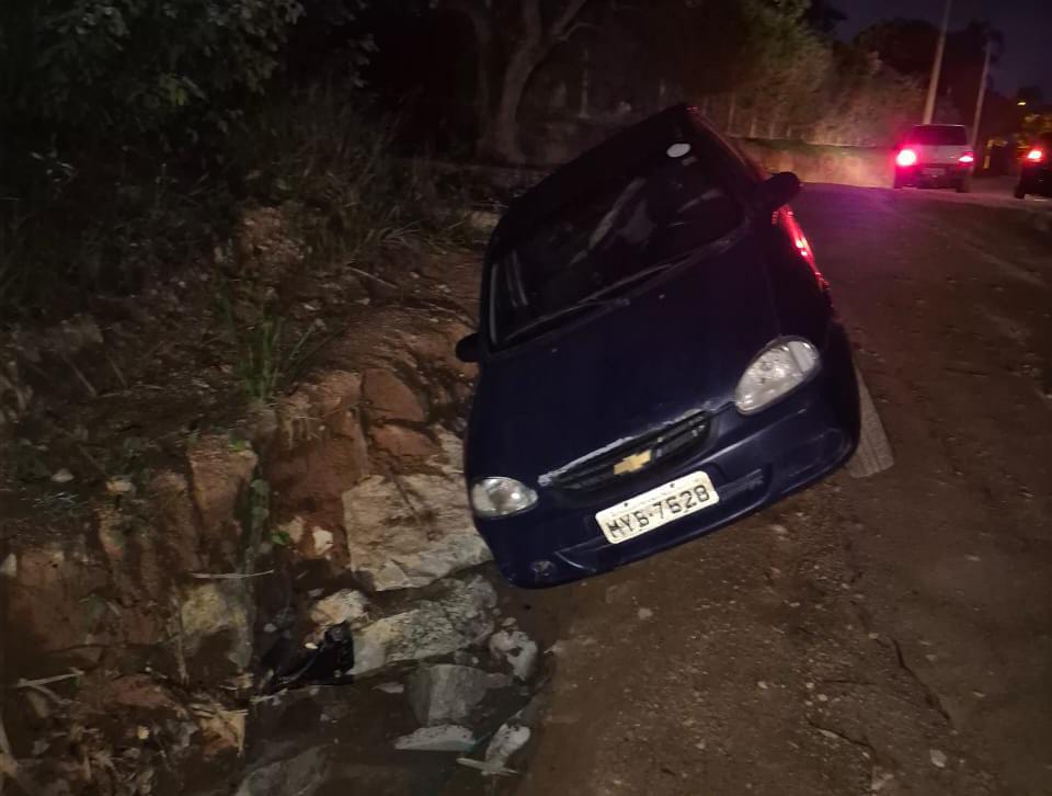  Carro fica atolado em buraco no Guacuri